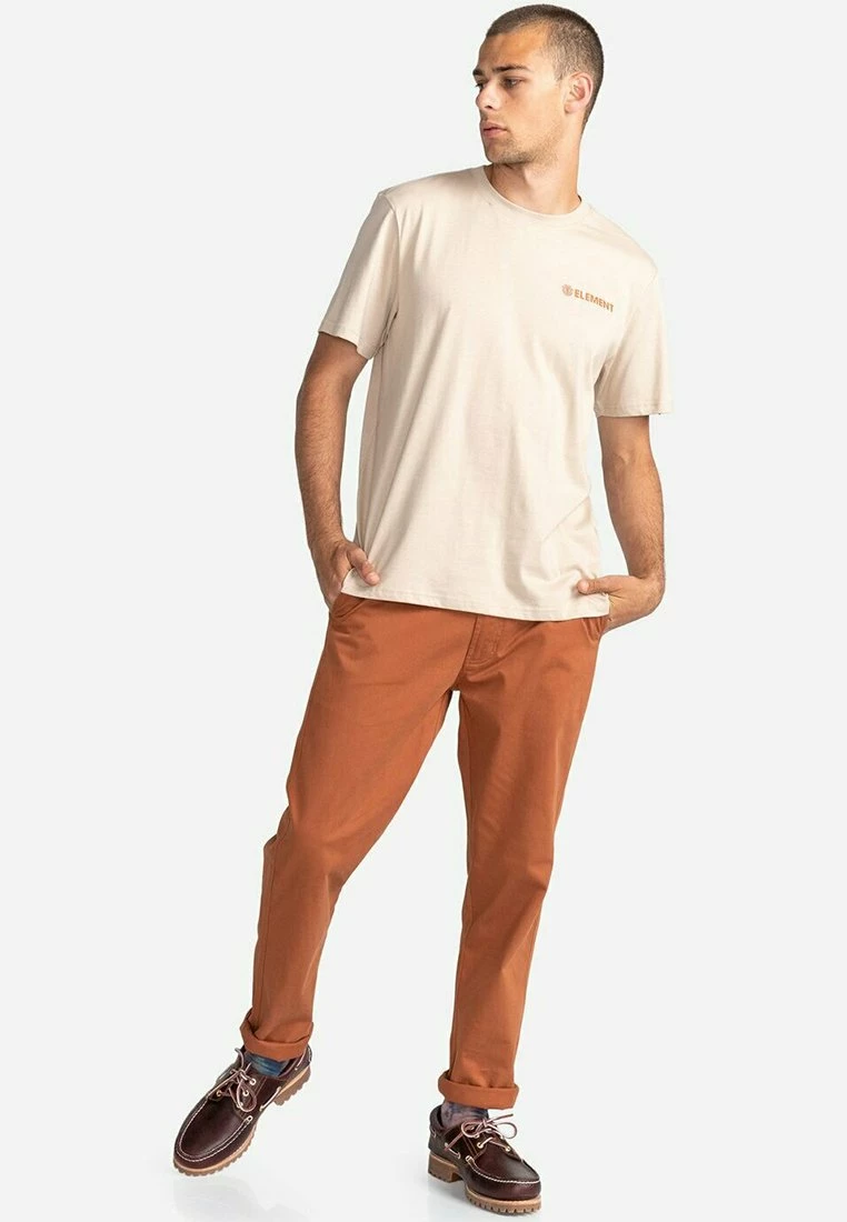 Element Homme BLAZIN CHEST T Shirt Imprimé Oxford Tan 2 Element Homme BLAZIN CHEST T Shirt Imprimé Oxford Tan – Image 2