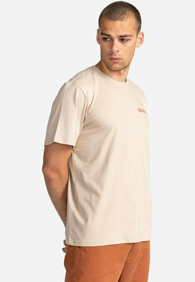 Element Homme BLAZIN CHEST T Shirt Imprimé Oxford Tan 4 Element Homme BLAZIN CHEST T Shirt Imprimé Oxford Tan – Image 4